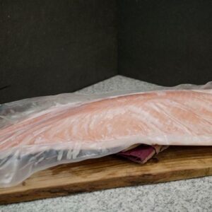 Hel sidet rå laksefilet – trimmet og frossen. 1,3–1,8 kg. 200 kr. pr. kg.