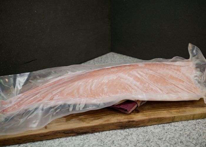 Hel sidet rå laksefilet – trimmet og frossen. 1,3–1,8 kg. 200 kr. pr. kg.